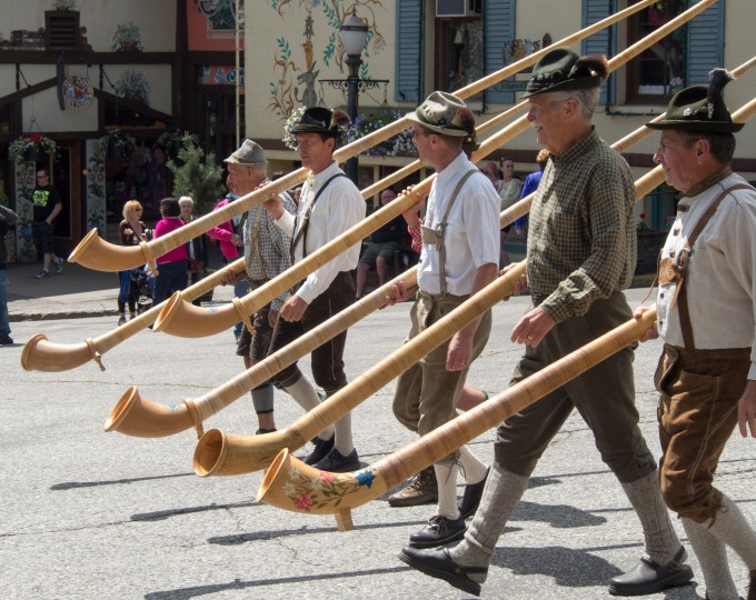 The Alpenhorn players started off the parade with a sweet song!