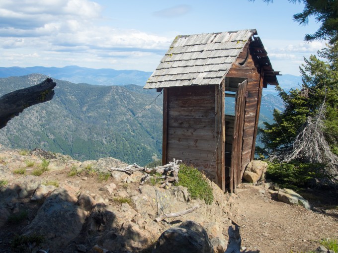 There is an outhouse at the lookout but I wouldn't trust it to not fall off the edge of the cliff!